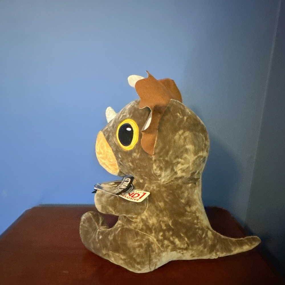 Jurassic World 14 Inch Triceratops Dinosaur Plushie Round1 Exclusive NEW! - Picture 4 of 4